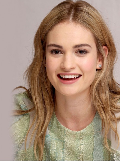 Lily James Lang Wellig Synthetik Perücke